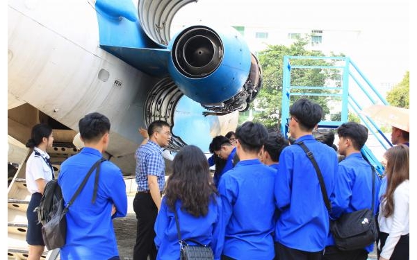 Học viện Hàng không Việt Nam đón đoàn cán bộ, học sinh trường THPT Bùi Thị Xuân (Đà Lạt) đến tham quan thực tế